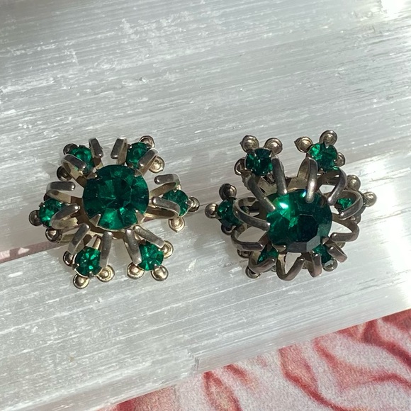 Vintage 1950s Emerald Green Rhinestone Earrings - Picture 2 of 9